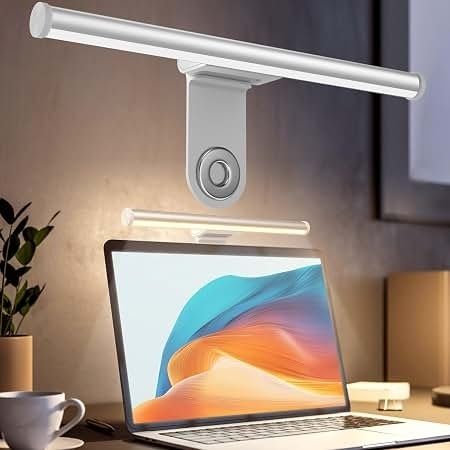 Laptop met helder scherm onder een verstelbare bureaulamp