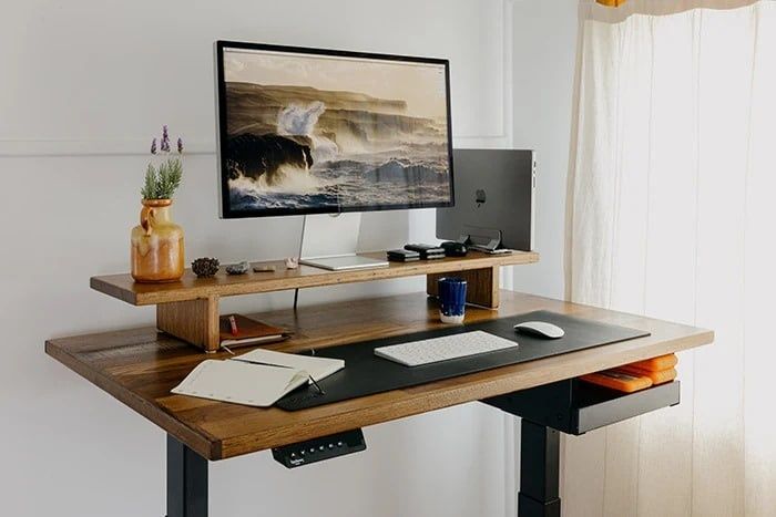 Modern zit-stabureau met monitor, toetsenbord en verstelbare werkplek